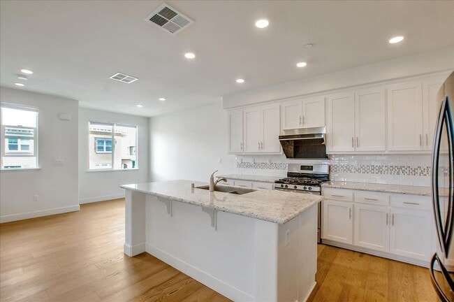 Foto del edificio - Rare find 2017 built 3 bedroom 3.5 bath to...
