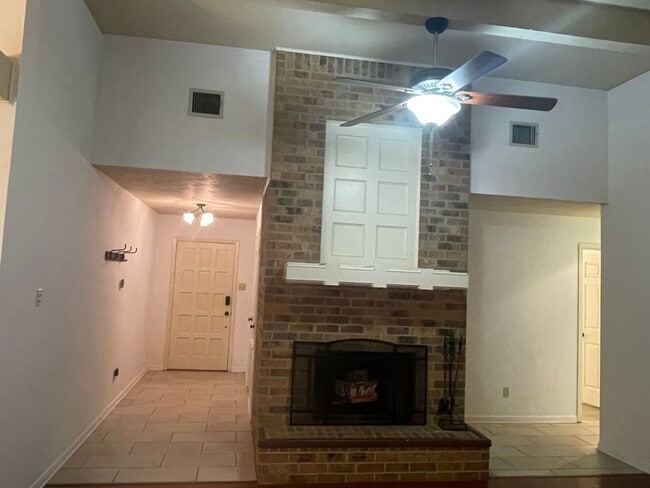 Building Photo - 920 Shumard Oak St