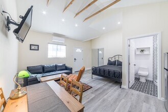 Building Photo - 10527 Bianca Ave