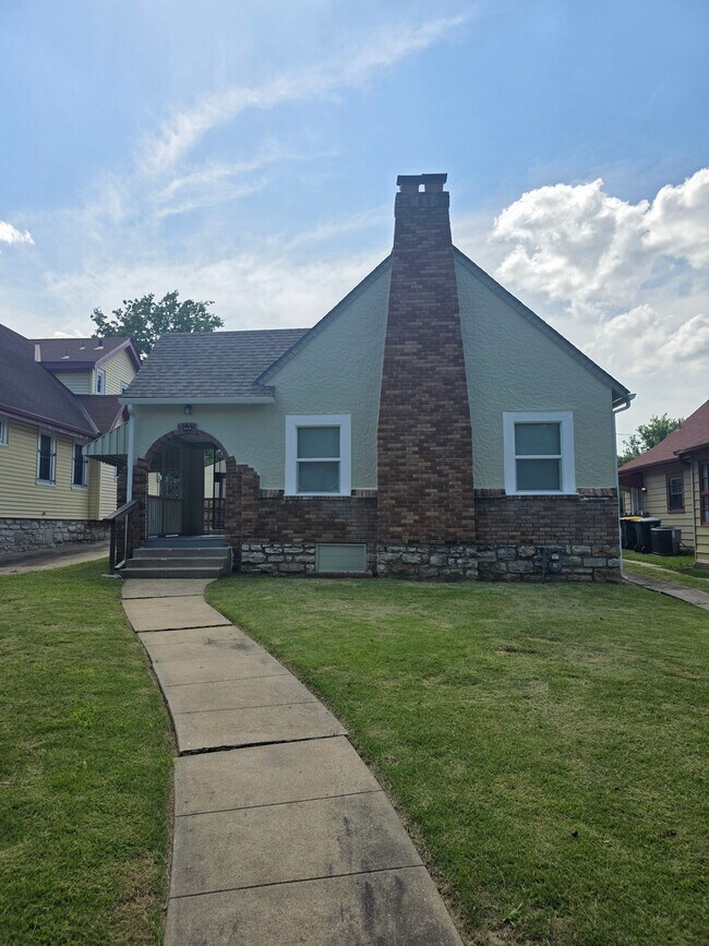 Foto del edificio - 6210 Agnes Ave