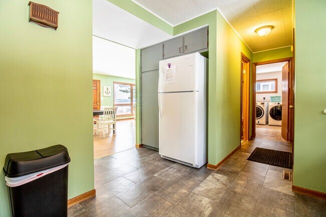 Foto del edificio - Charming Lakefront Home on Lake Skegemog –...