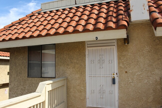 Building Photo - 2 bedroom/2 bath condo located in the Tang...