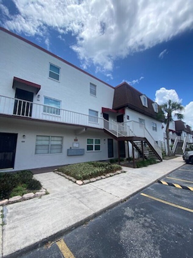 Foto principal - Beautiful water view ground floor condo in...