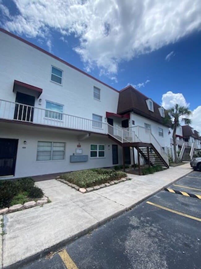 Building Photo - 9013 Tudor Dr