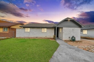 Building Photo - 834 Ellington St