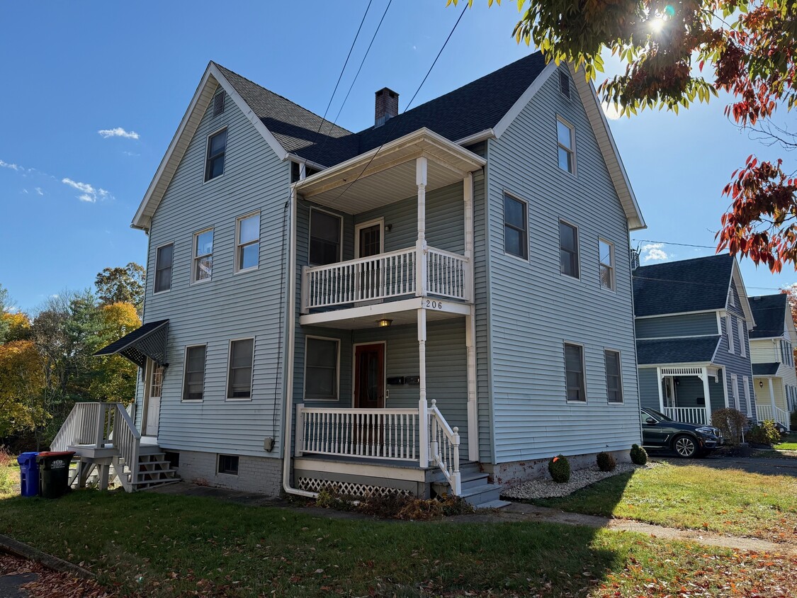 Foto principal - 206 S Elm St