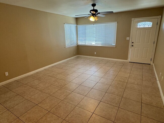 Building Photo - 3 Bedroom 1 Story Home