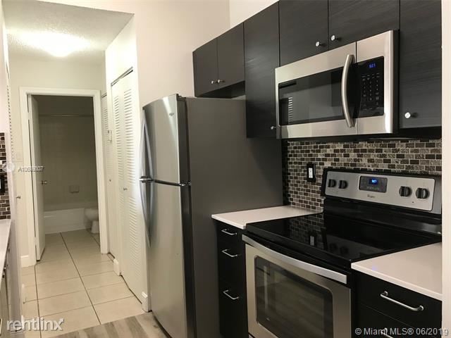 Building Photo - 2 br, 1 bath Condo - ROYAL PALM PLACE