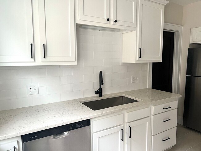 Foto del edificio - 2068 Waterbury Rd