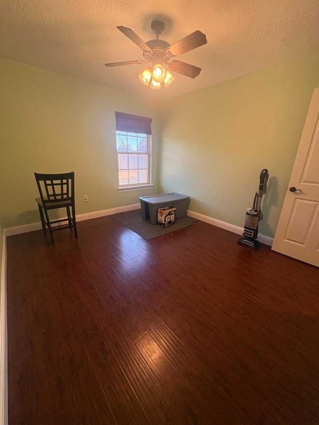 Building Photo - 725 Almond Tree Ln