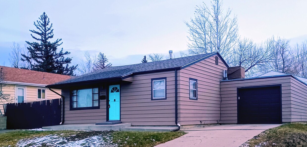 Foto principal - Charming updated 2-bed, 1-bath, 1-car gara...