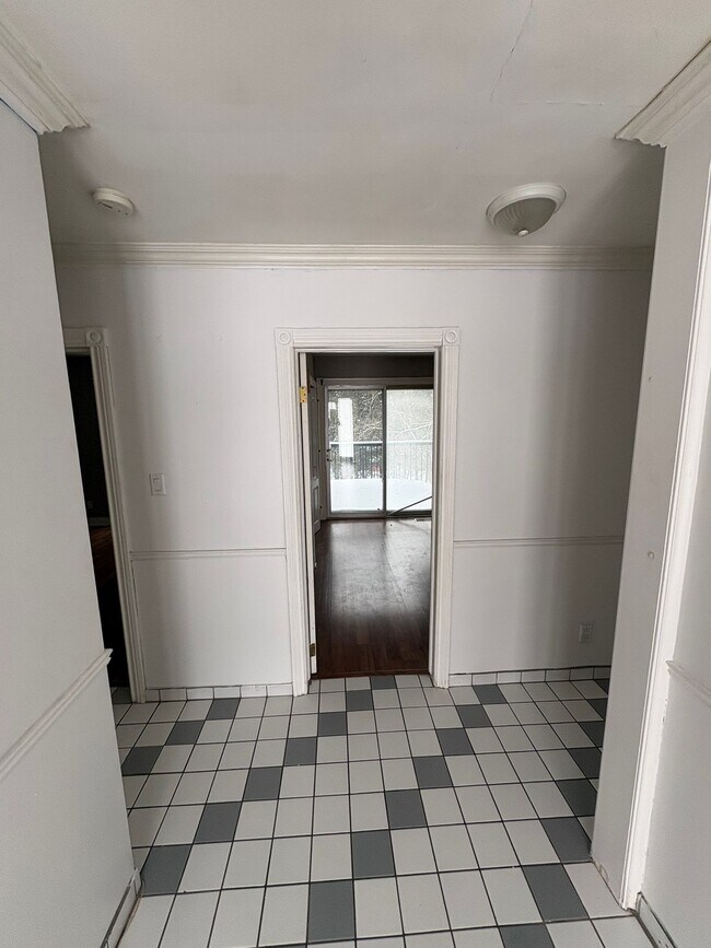 Building Photo - 84 Lauris Av