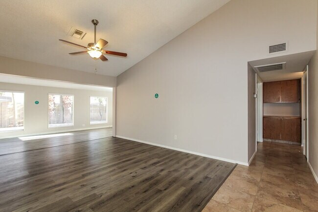 Building Photo - 1101 W Wickieup Ln