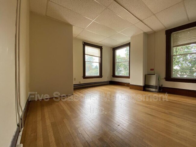 Building Photo - 134 Buell St