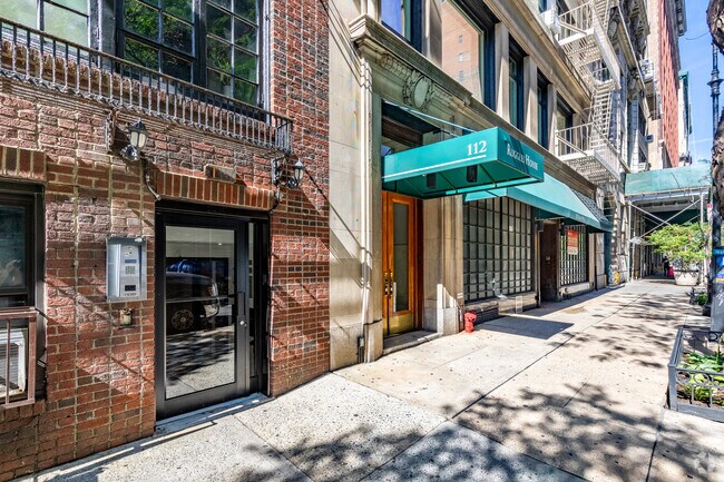 Building Photo - 116 E 19th St