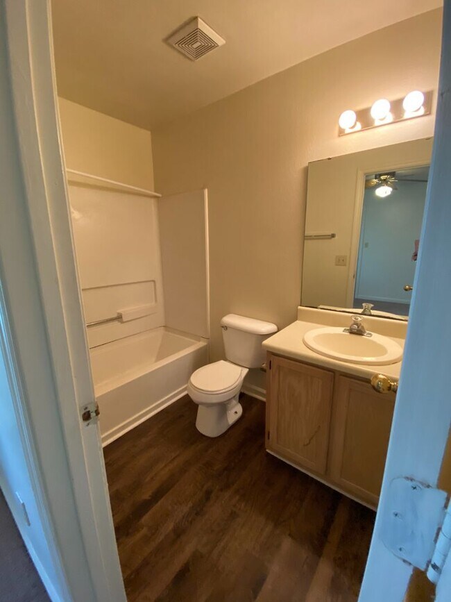 Foto del edificio - Over-Sized Four Bedroom, Three Bath Two St...