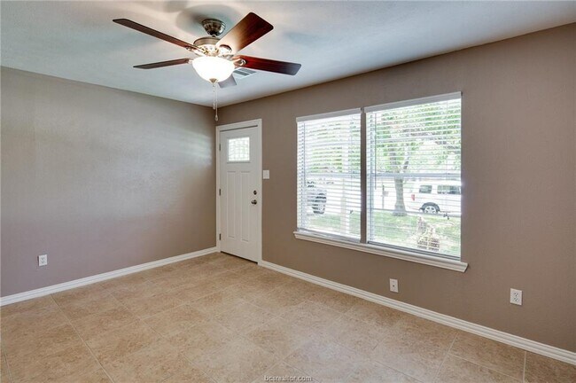 Building Photo - 2112 Cabot Cir