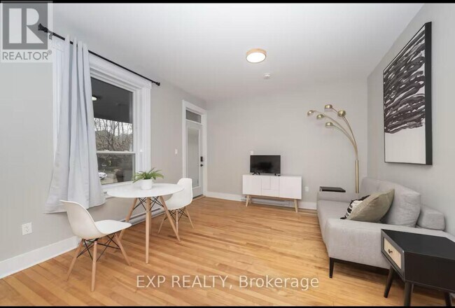 Photo du bâtiment - 149-149 Bayswater Ave