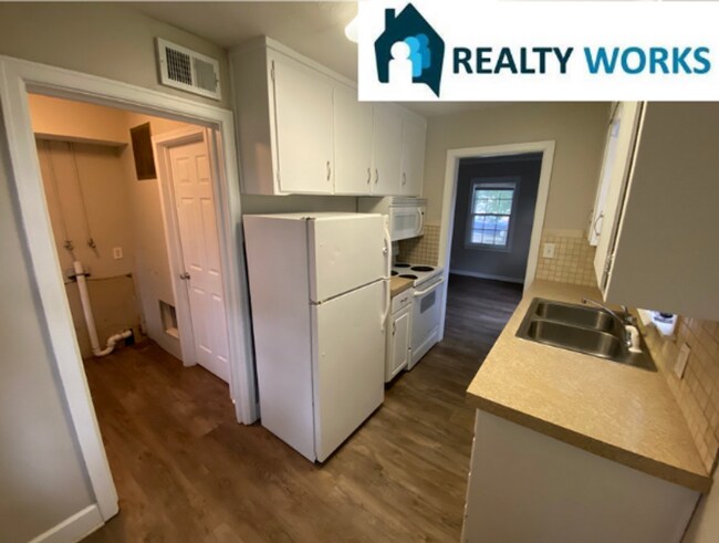 Building Photo - Adorable 2 bed House!