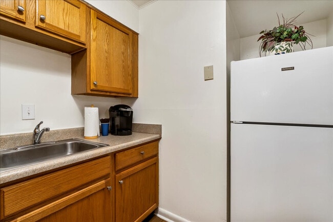 Building Photo - 4003 - White House Manor Apartments