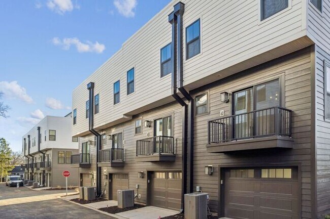 Foto del edificio - High-End 2BR Townhome | Rooftop Terrace + 2-Car Garage | 24-Unit Commnity