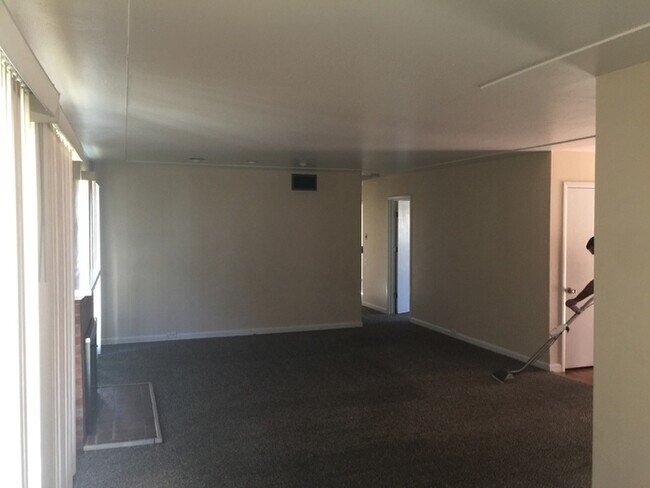 Building Photo - Clean North Stockton 3 Bedroom 2 Bathroom ...