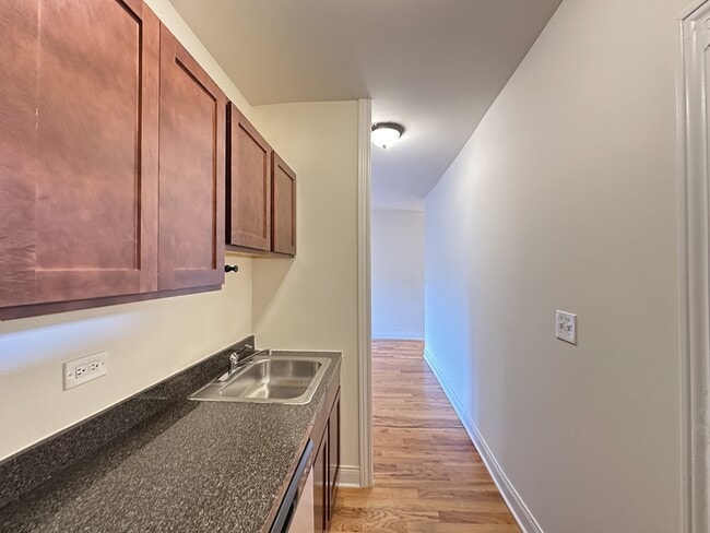 Building Photo - 755 W Cornelia Ave