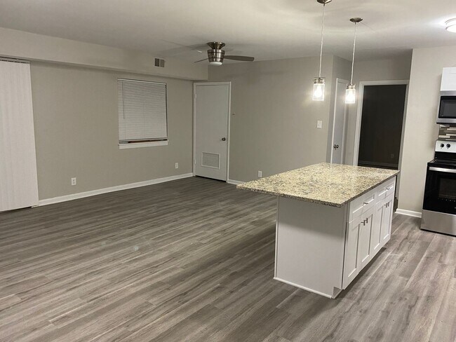 Building Photo - Spacious 1 Br Unit walking distance to Eds...