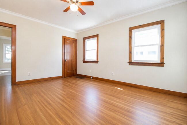 Foto del edificio - 1467 Crestwood Rd