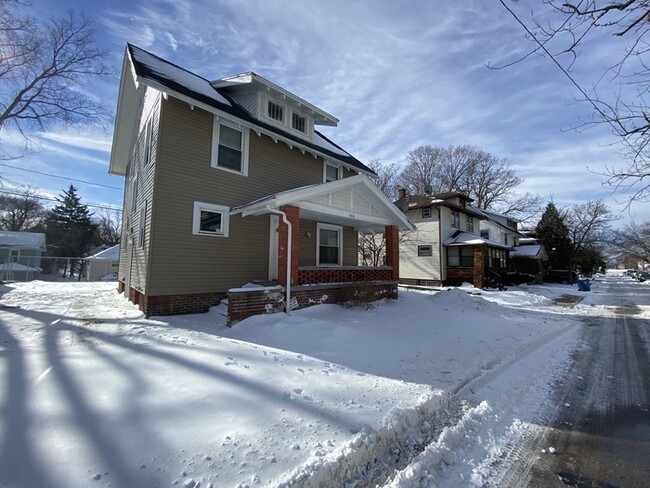 Building Photo - Renovated 3 Bed 1 Bath House for Rent on S...
