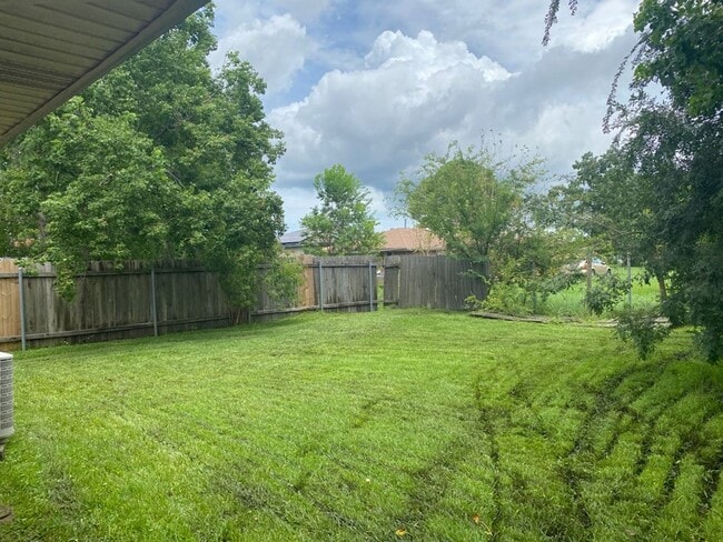 Building Photo - 3 Bedroom Single Family Home