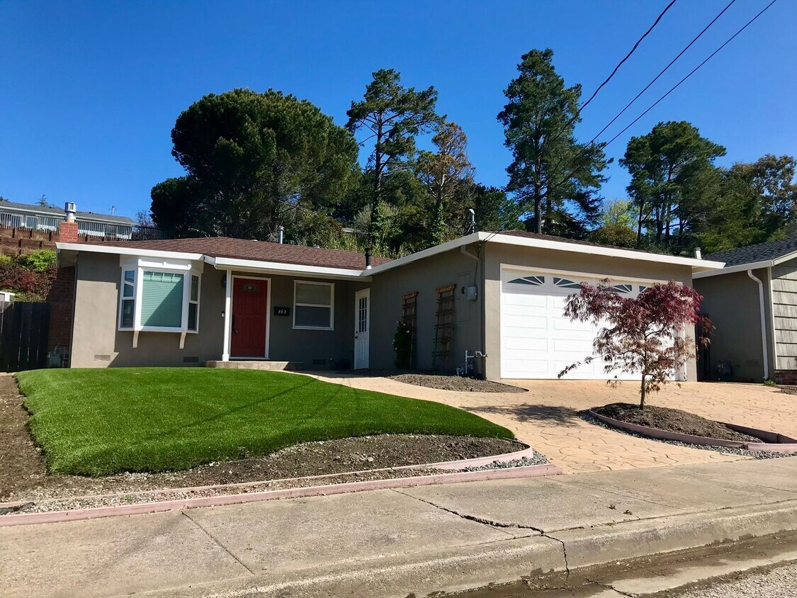 Foto principal - Stunning Remodeled Linda Mar Rancher - Min...