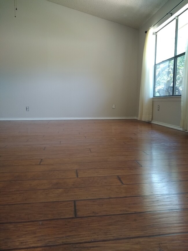 Ample sized living room - 3406 Larkspur Way