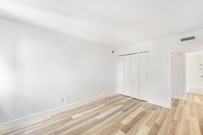 Building Photo - 2715 Tigertail Ave
