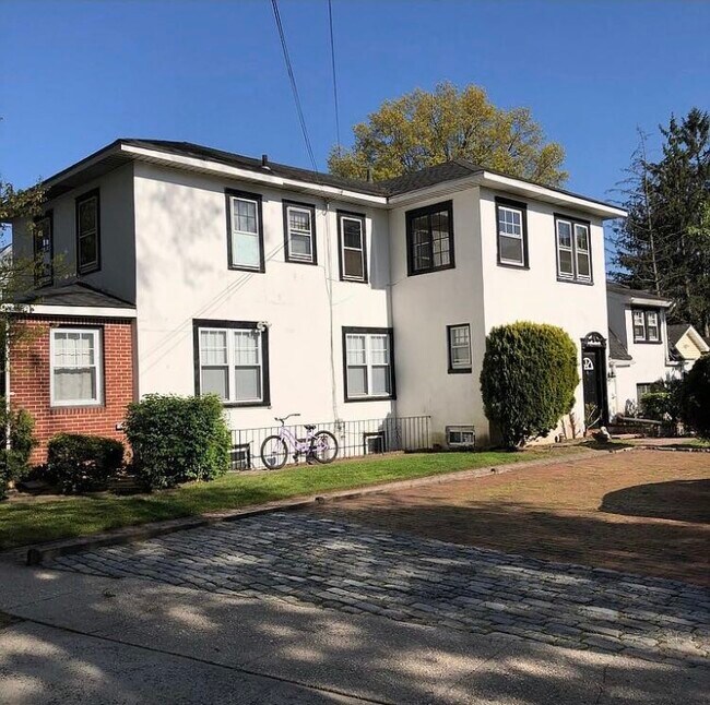 Entrance - 700 6th Ave