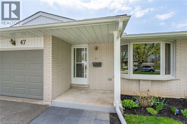 Building Photo - 47 Brookside Crescent