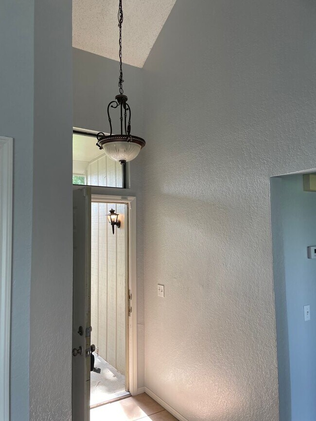 Foto del edificio - Completely remodeled and ready for move in...