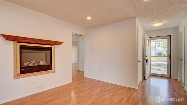 Building Photo - 94 Salix Plaza Unit B