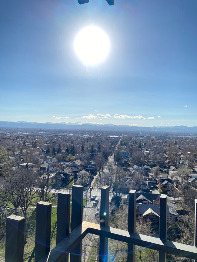 Fabulosa vista desde un patio privado de 150 pies cuadrados - 480 S Marion Pky