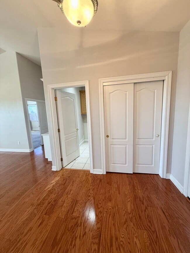 Building Photo - Beautiful 3 Bedroom 2 Bath Single Family H...