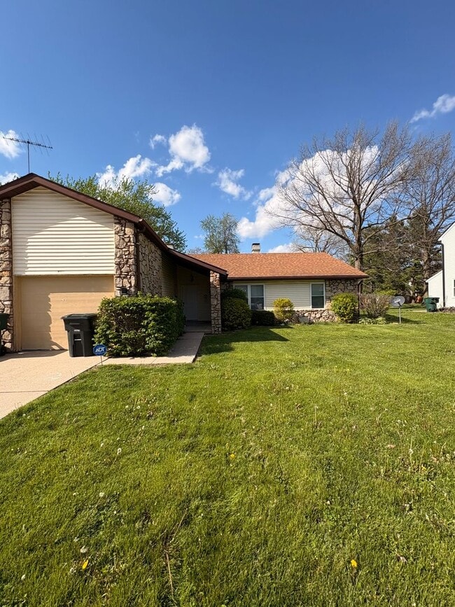 Building Photo - 312-314 W Charter Dr