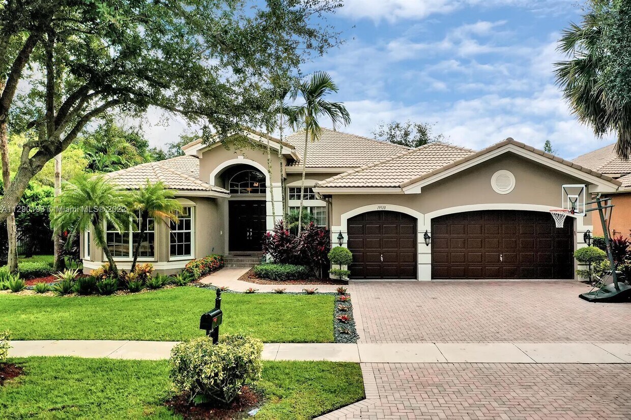 Foto principal - 19510 Saturnia Lakes Dr
