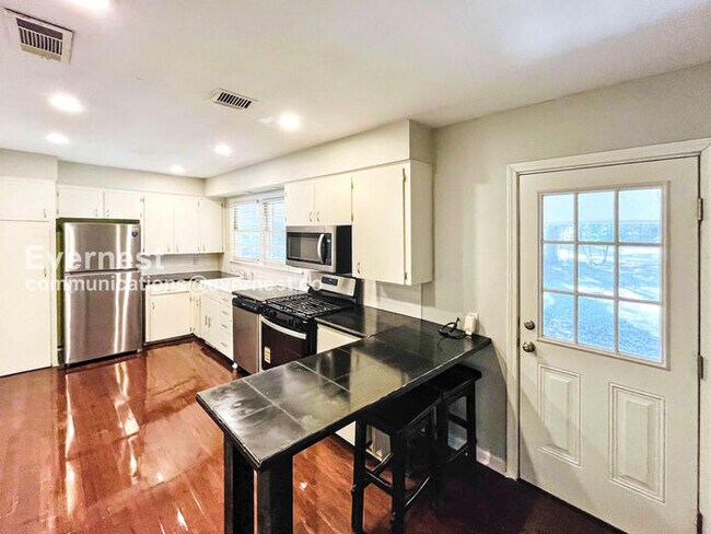 Foto del edificio - SPECIAL PROMOTION! 3 Bed, 2 Bath Home with Carport / Pet-Friendly / Available Now!