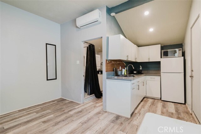 Foto del edificio - 7345 Jamieson Ave