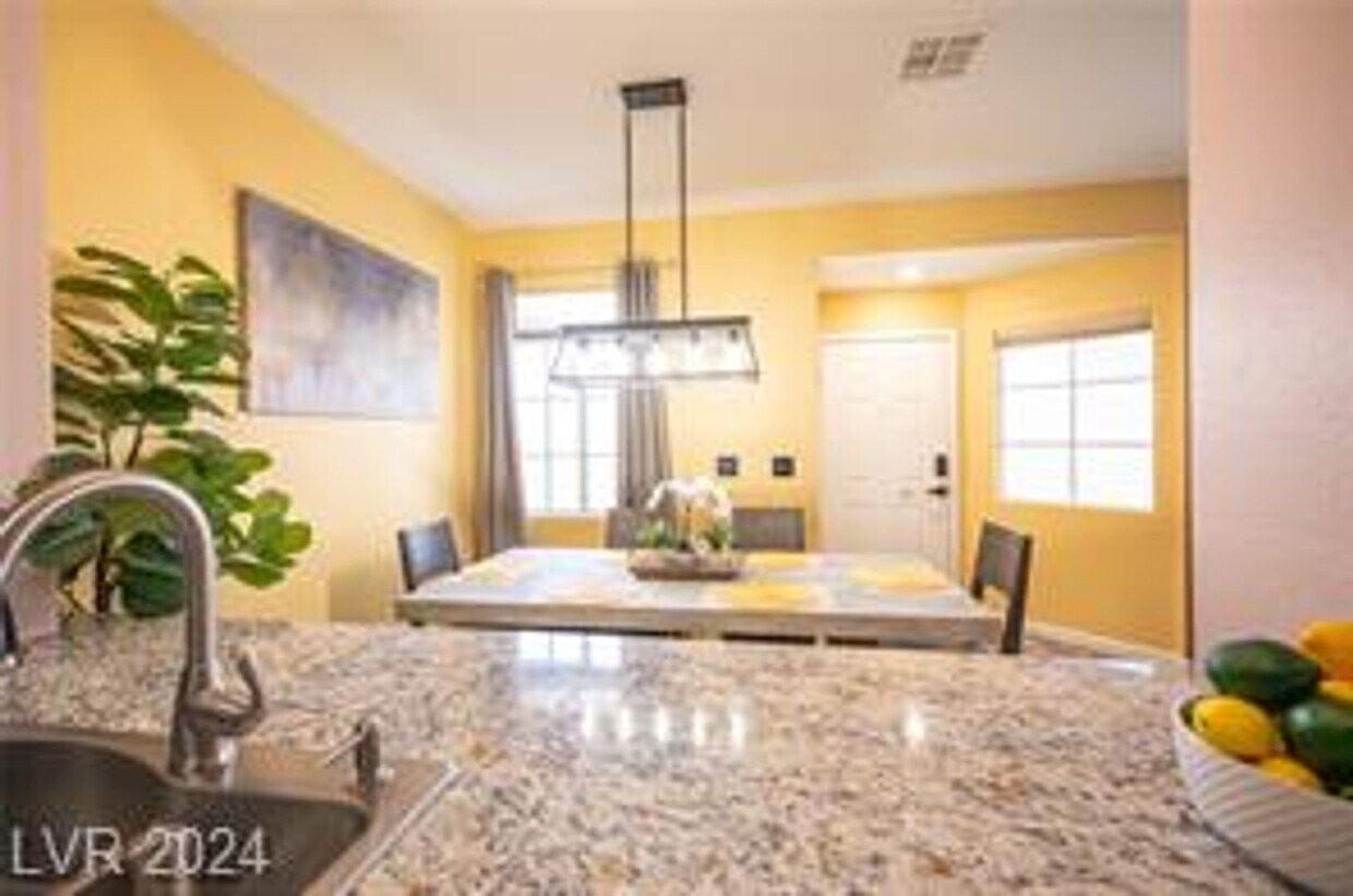 Foto principal - Gorgeous 3 Bedroom Remodeled Near Summerlin