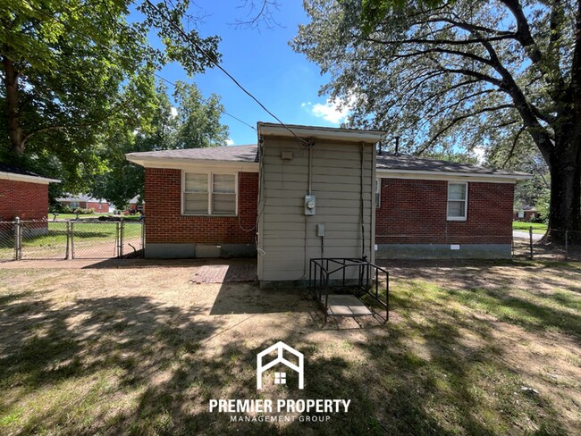 Building Photo - 3026 S Edgeware Rd