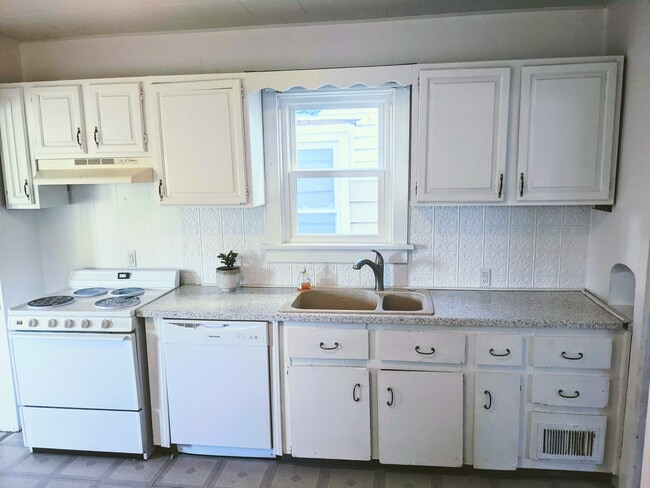 Kitchen - 1410 Hamilton St SW