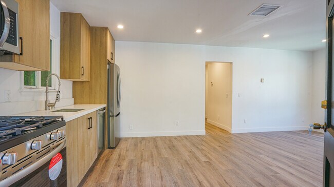 Foto del edificio - 6112 Saturn St