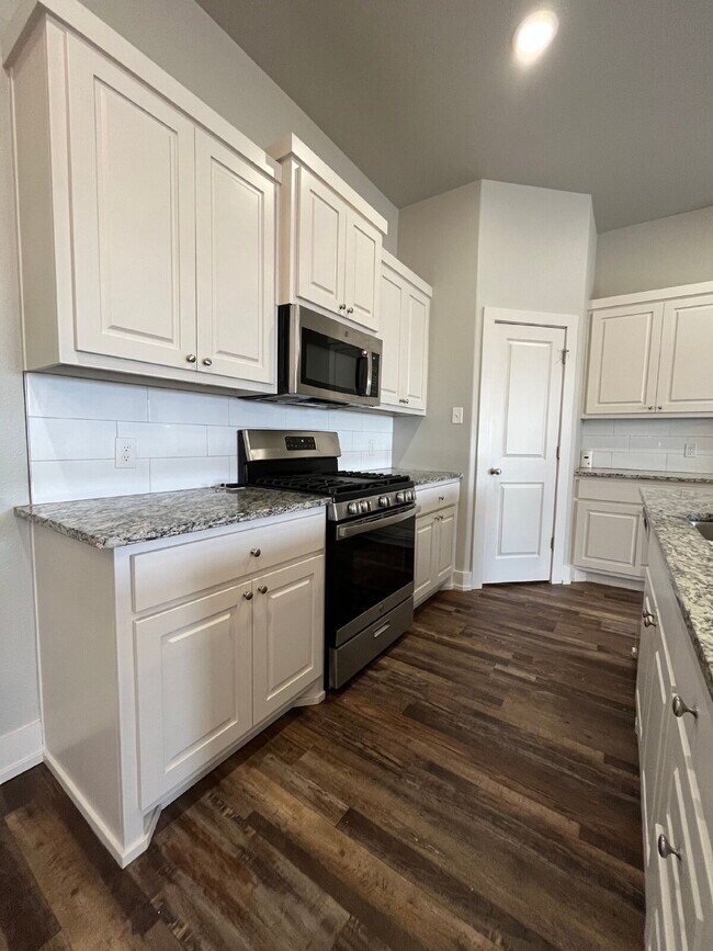 Foto del edificio - Stunning Duplex in Shallowater!