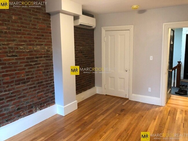 Building Photo - 252 Newbury St